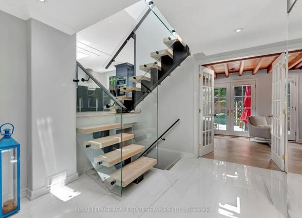 Open riser staircase with full-height glass railing